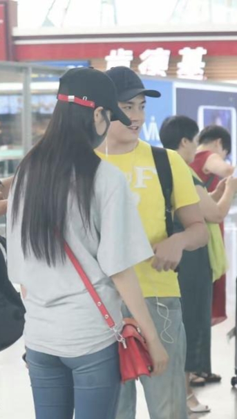 网友机场偶遇欧阳娜娜,灰T搭牛仔裤简约休闲,气质清新又靓丽