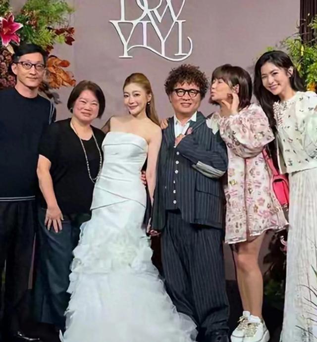 任家萱参加朋友婚礼，穿粉色宽松碎花裙，鼻子变大，疑似怀二胎