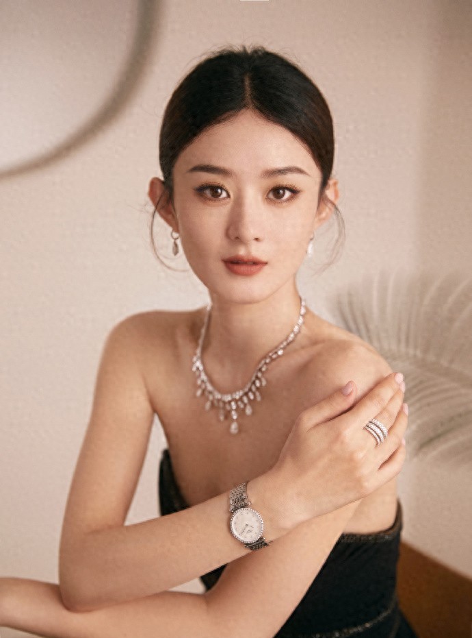 赵丽颖初中旧照曝光，网友直呼：这真是同一个人？