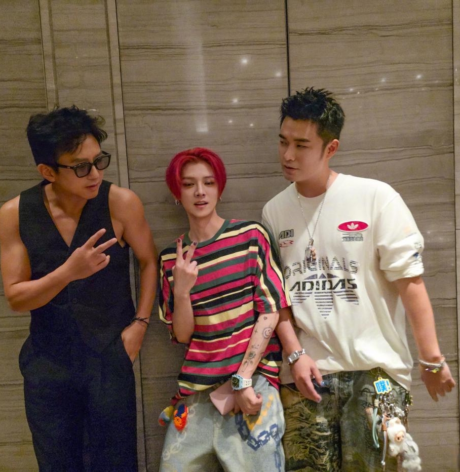 鹿晗分享和邓超陈赫合照，染红发染指甲，手臂布满纹身，好非主流