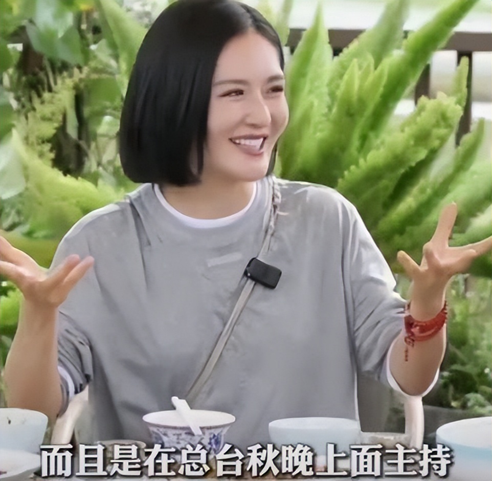 谢娜回老家主持央视秋晚!开口用四川话介绍:我是德阳幺妹谢娜