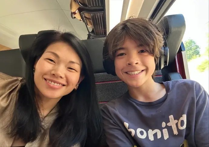 超模吕燕和大20岁法国老公看起来好甜蜜，混血儿子脸像妈妈