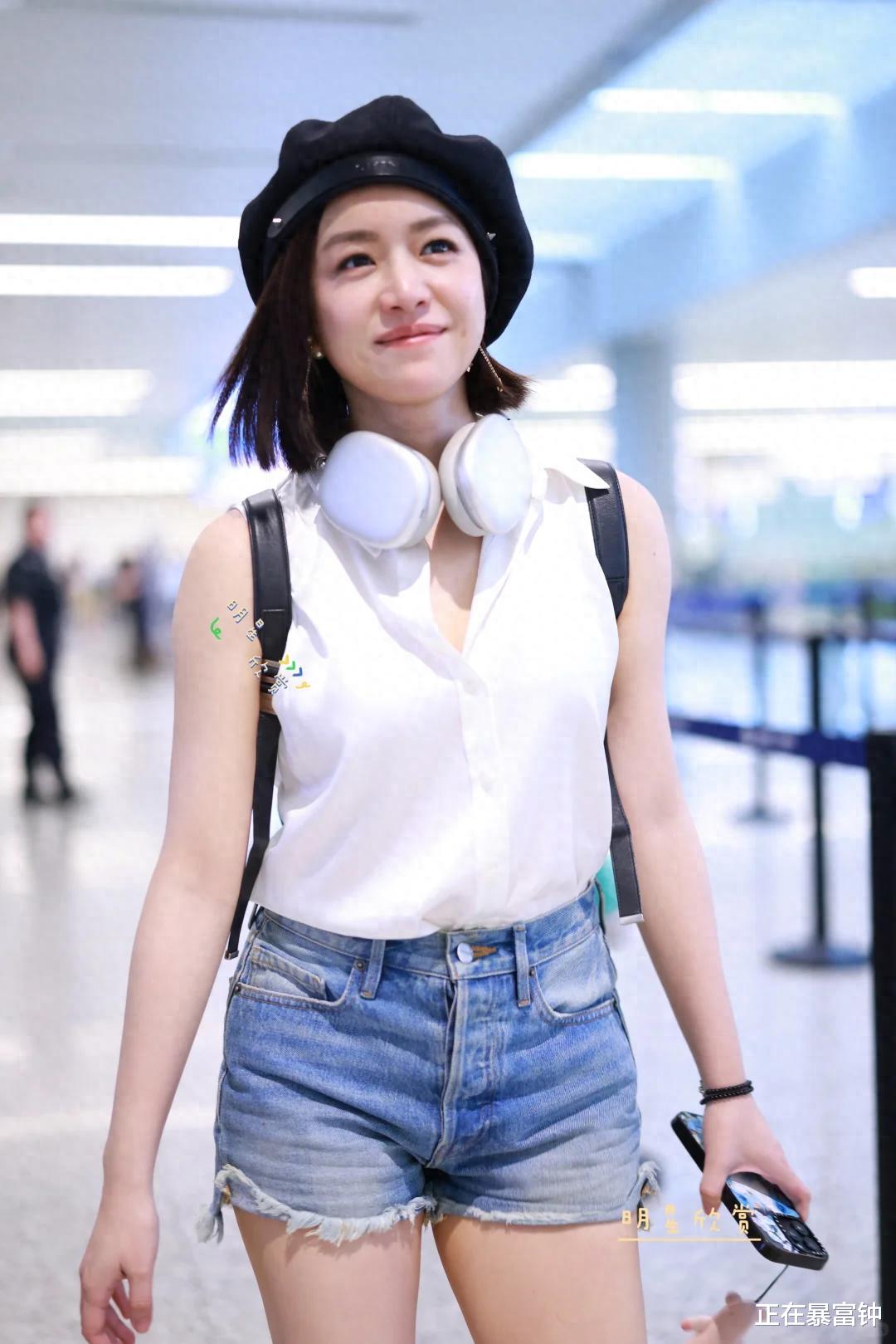 陈妍希机场 LOOK:白衬衫 + 牛仔短裤,少女感藏不住啦