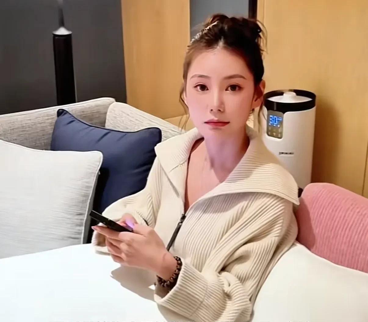 汪小菲元旦连发4条视频，玥儿姐弟露正脸，太像大S 眼含热泪看烟花