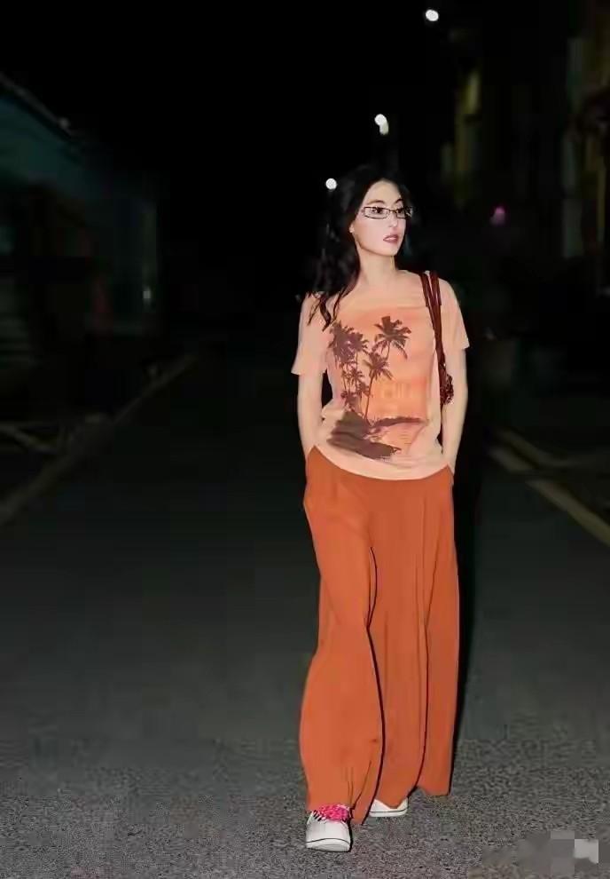 张柏芝夜色造型绝了,橘色穿搭尽显慵懒,整个人清纯又阳光