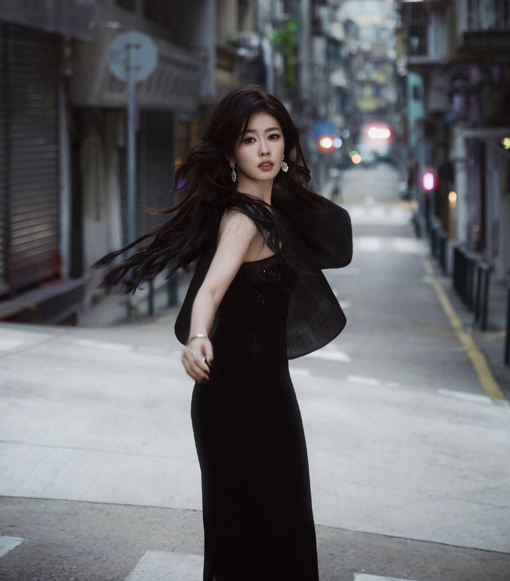 白鹿造型蜕变！抹胸裙收腰显曲线，甜与大气碰撞出成熟韵味