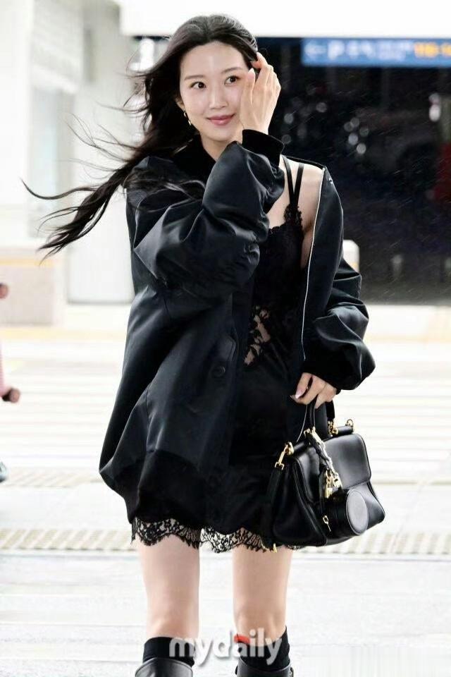 文佳煐内衣吊带裙亮相机场