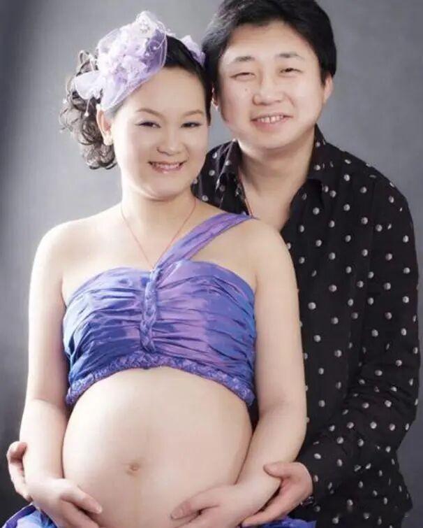 央视著名主持人孙小梅：嫁哈佛海归恩爱22年，如今59岁官宣新身份