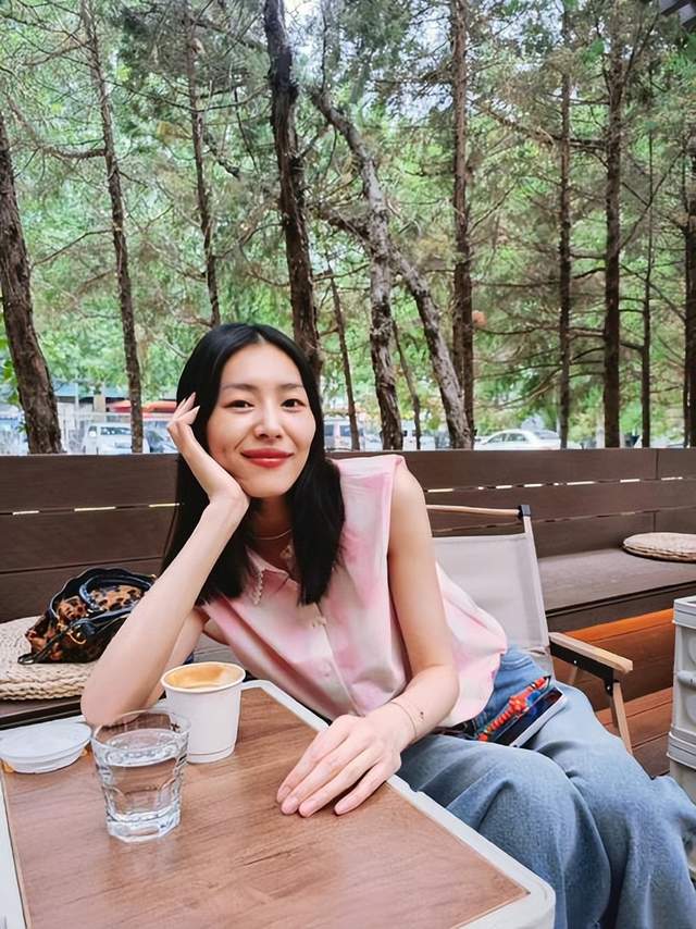 井柏然刘雯被曝秘密领证！近照搂腰逛街甜极，李荣浩又当灯泡抢镜