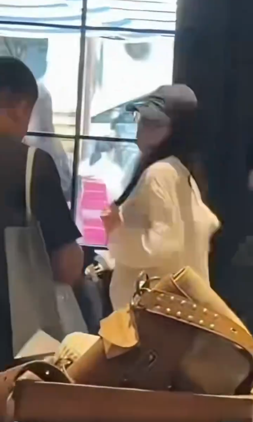 宋祖儿高调现身，穿拖鞋背购物袋悠闲逛街，双腿细又白好漂亮