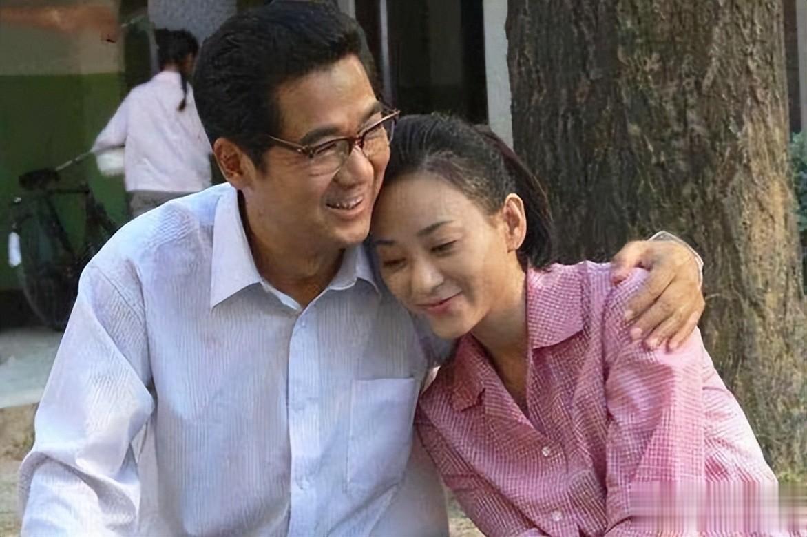 凭演岳灵珊出名，为爱嫁穷小子，婚后车祸面瘫，如今转行当制片人