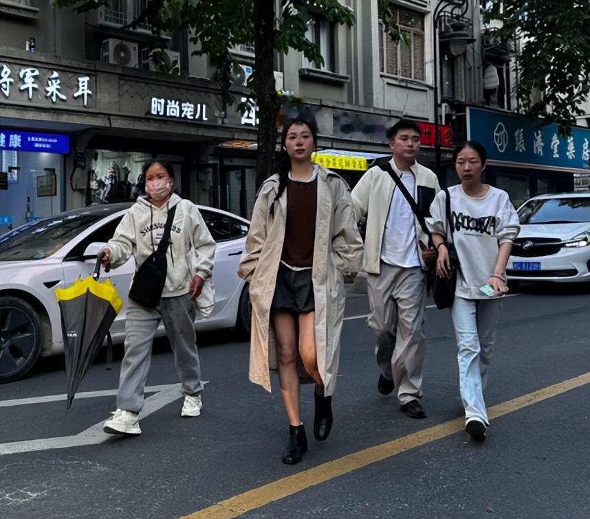 江一燕温州街头被偶遇，穿短裙腿被冻到黑紫，脸馒化到差点认不出