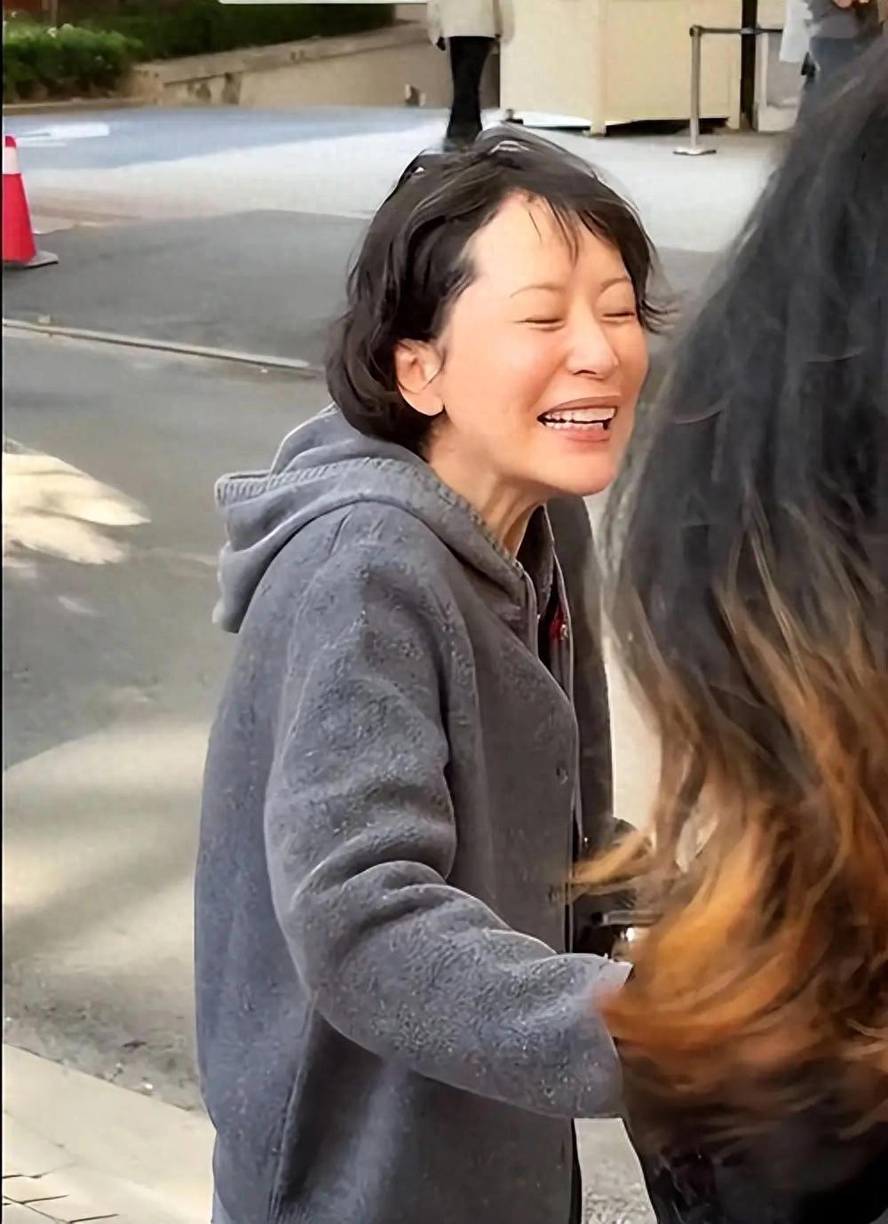 47岁海清北京街头被偶遇，素颜之下脸垮嘴斜，昔日女神也落寞了