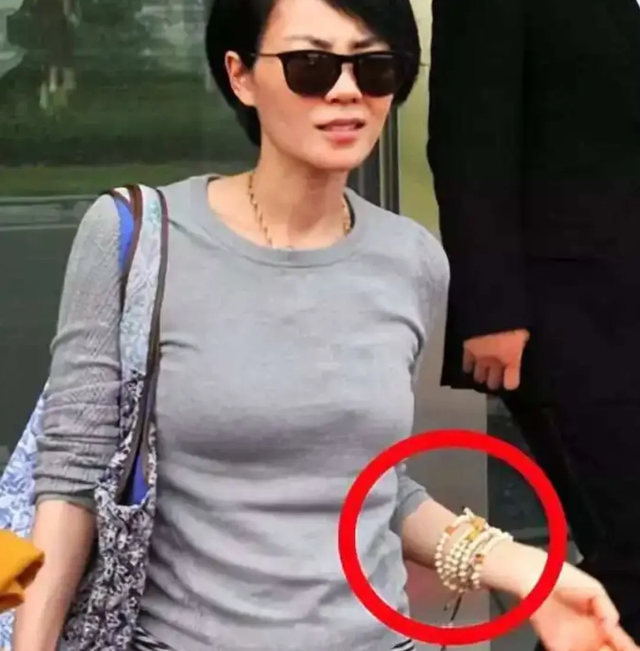 王菲大妞西班牙“低调炫富”，背8798元布包，手缠5圈念珠有说法