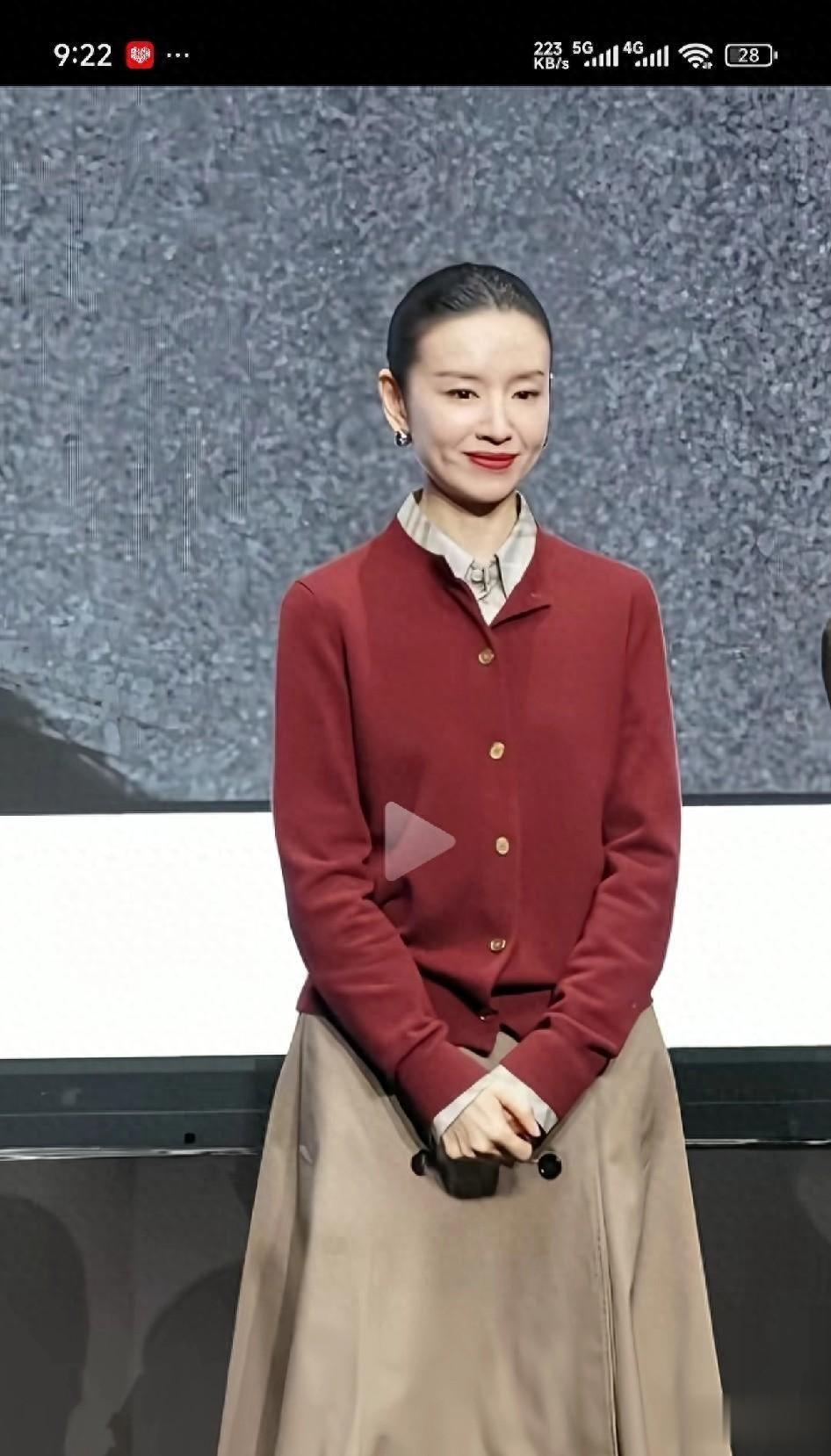 董洁穿毛衣赢晚宴：简约才是最嚣张的气场