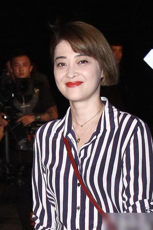 48岁梅婷新剪了波波头年轻10岁,穿毛衣+阔腿裤,美得像换了个人