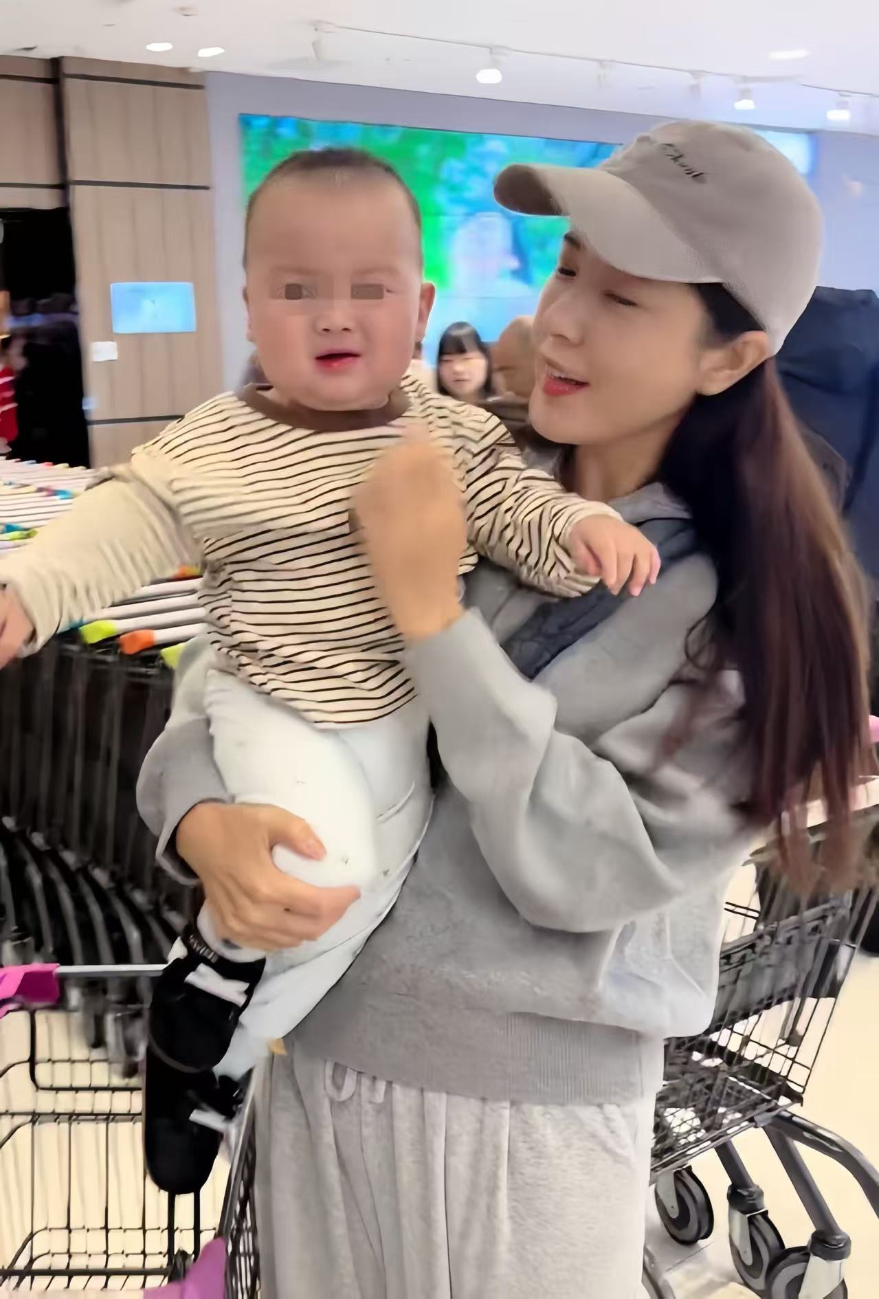 48岁曾黎逛新乡胖东来,素颜一脸褶又僵又肿,撅嘴卖萌反吓哭小孩