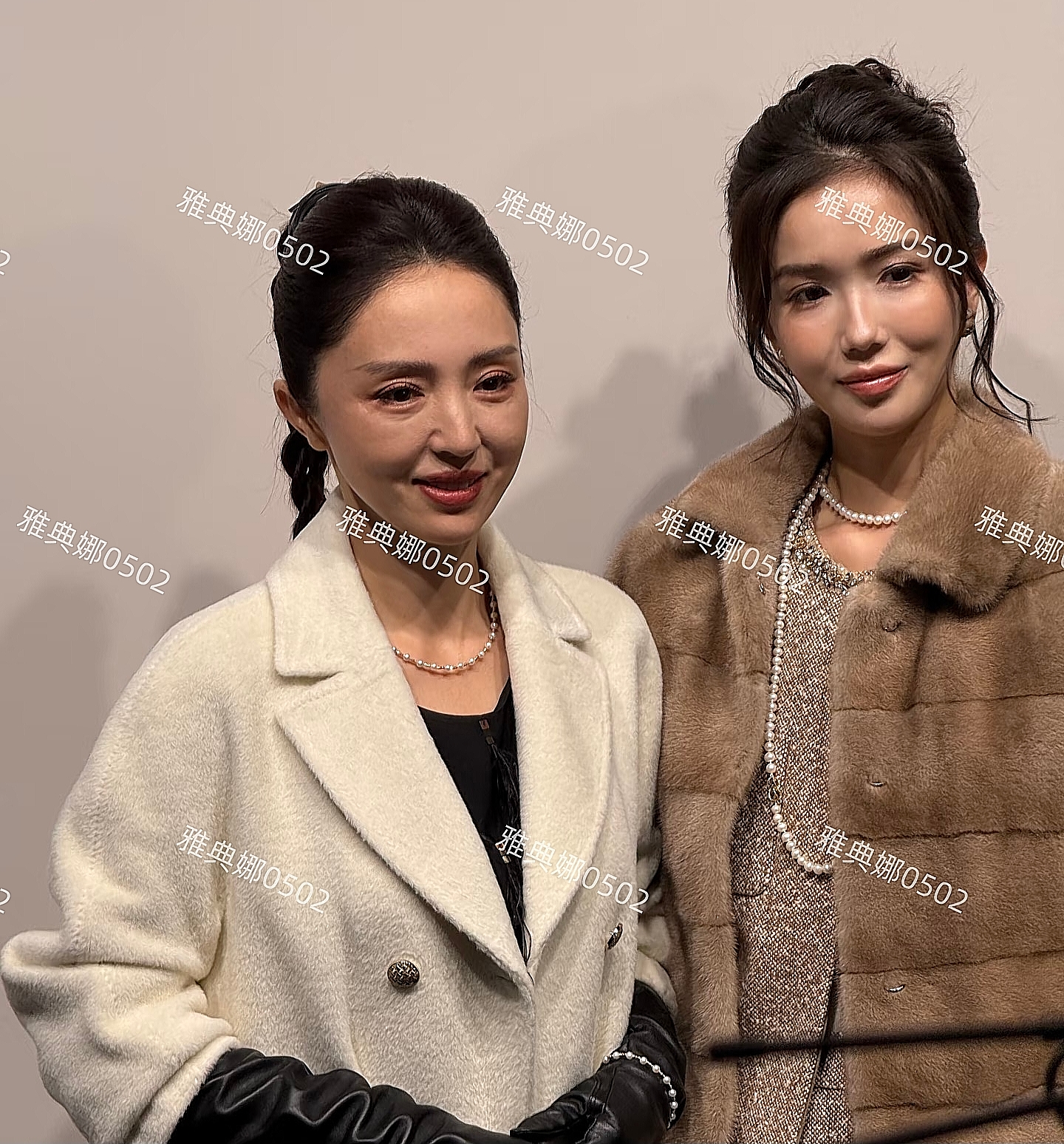 上海时装周偶遇董璇她确实跟佟丽娅有点像,但她年纪大气质更成熟