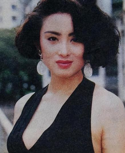 57岁张敏咖啡厅罕露面，皮肤白皙气质优雅，和小10岁男友恩爱甜蜜