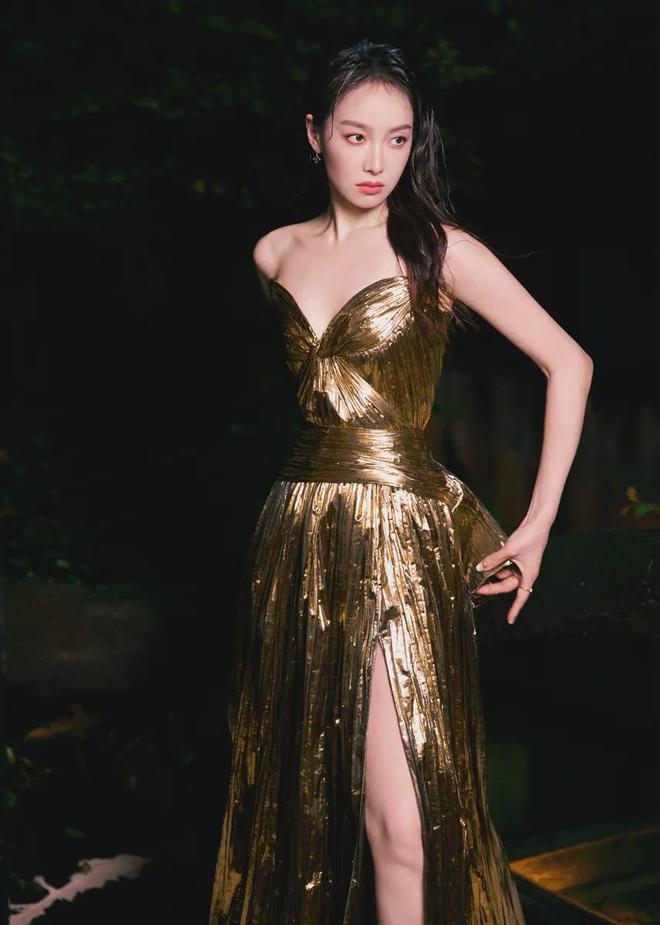 38岁宋茜鎏金开衩裙刷屏!生图惊现小肚腩网友却狂赞:真实得可怕