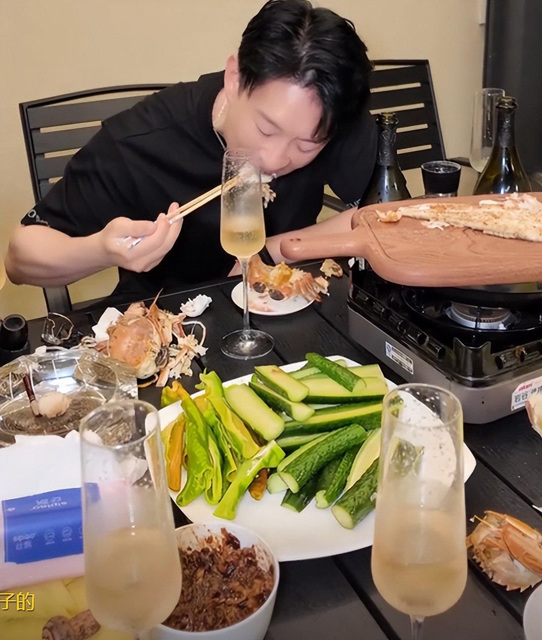豪气!曹云金别墅宴请好友,连喝4瓶香槟王,牛排、螃蟹吃到爽