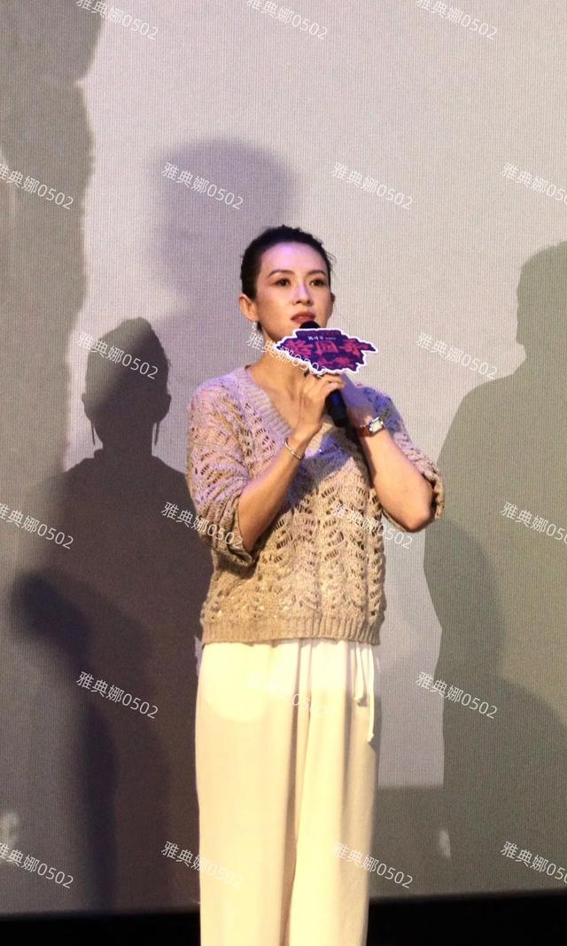 章子怡整张脸包括牙齿都没有一丝整的痕迹,纯天然美得很有生命力