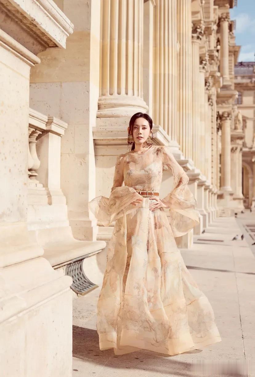秋瓷炫巴黎时装周压轴登场，透视纱裙配腰封美到窒息，生图绝了！