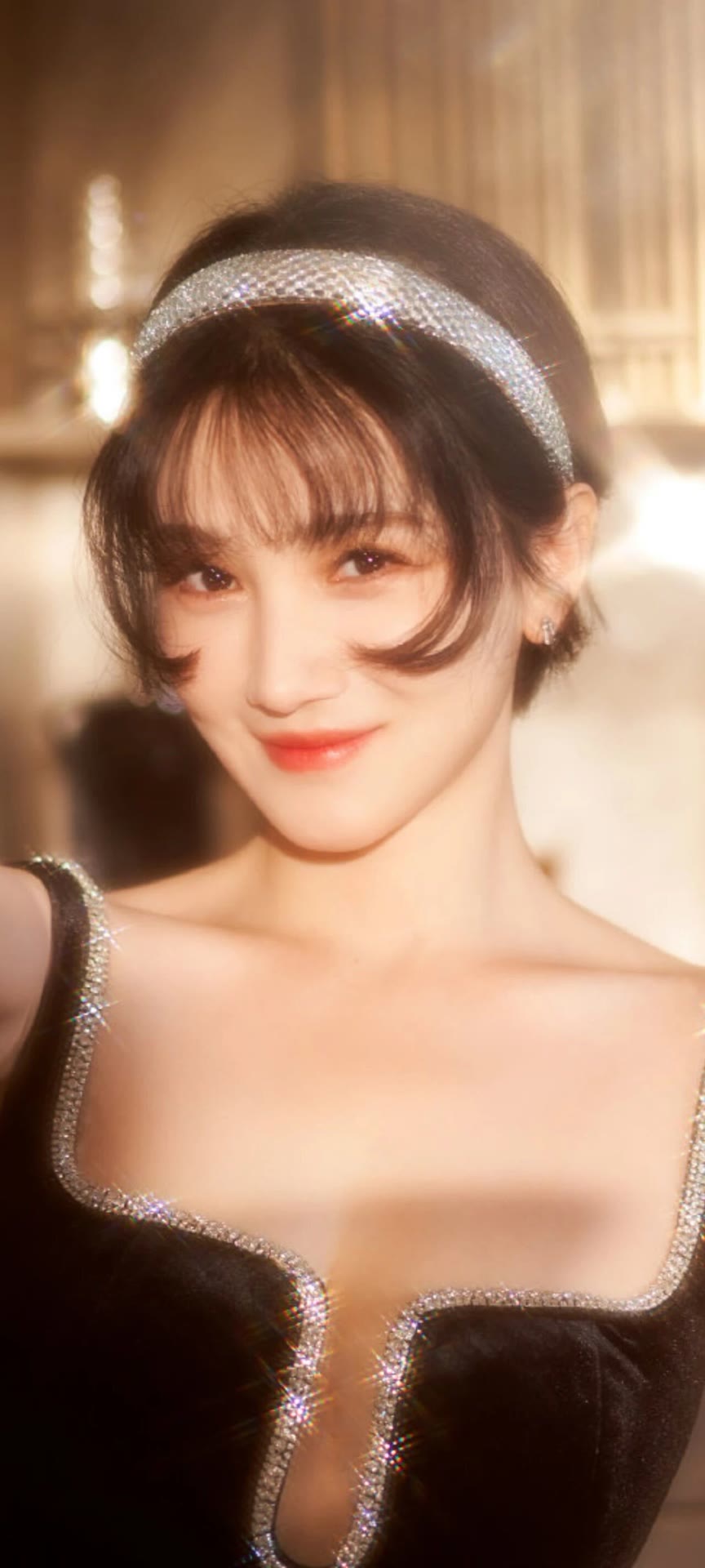 陈小纭绿裙写真释出，亮片设计闪耀吸睛