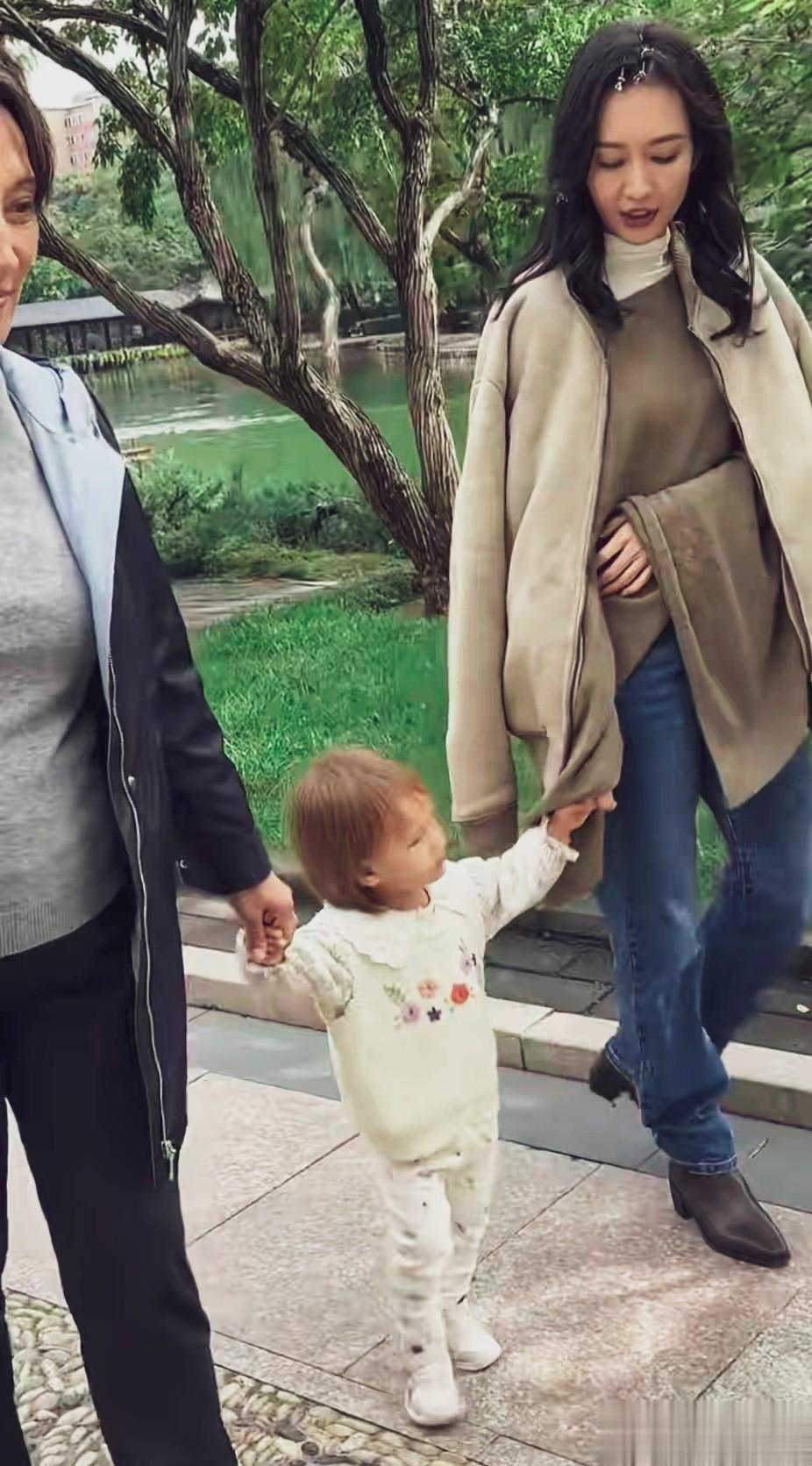 速围观！王鸥私下状态全曝光，牵萌娃漫步美成一道光！