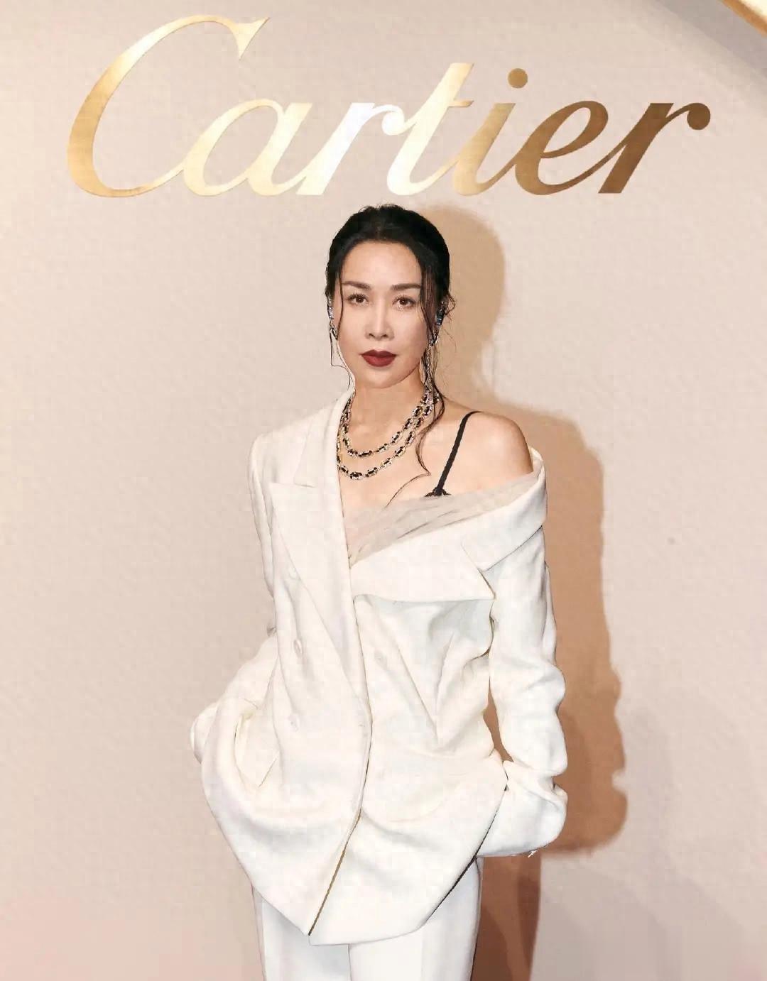 这一夜，露肩装的那英，深V领的朱珠，都输给了全裹出镜的郭晶晶