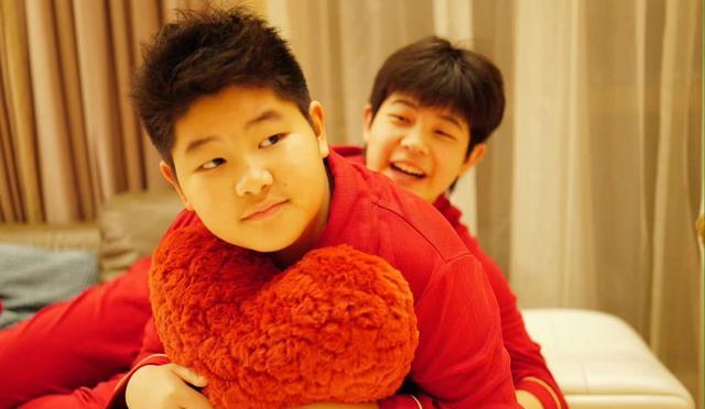 安吉14岁照片曝光,疯狂生长比老爸沙溢高太多,茂密头发抢镜