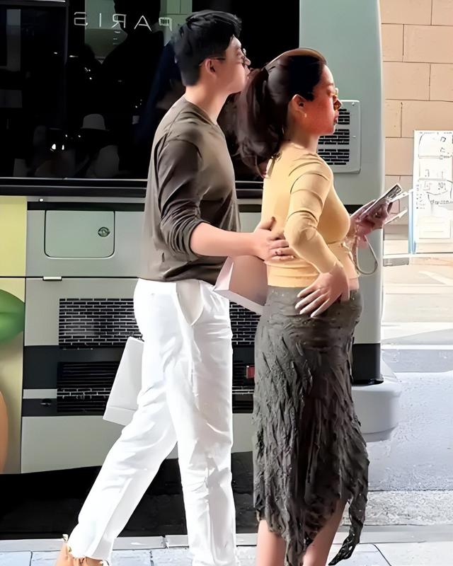 ?近日，32岁的杨采钰毫无保留地公开了自己的孕肚照