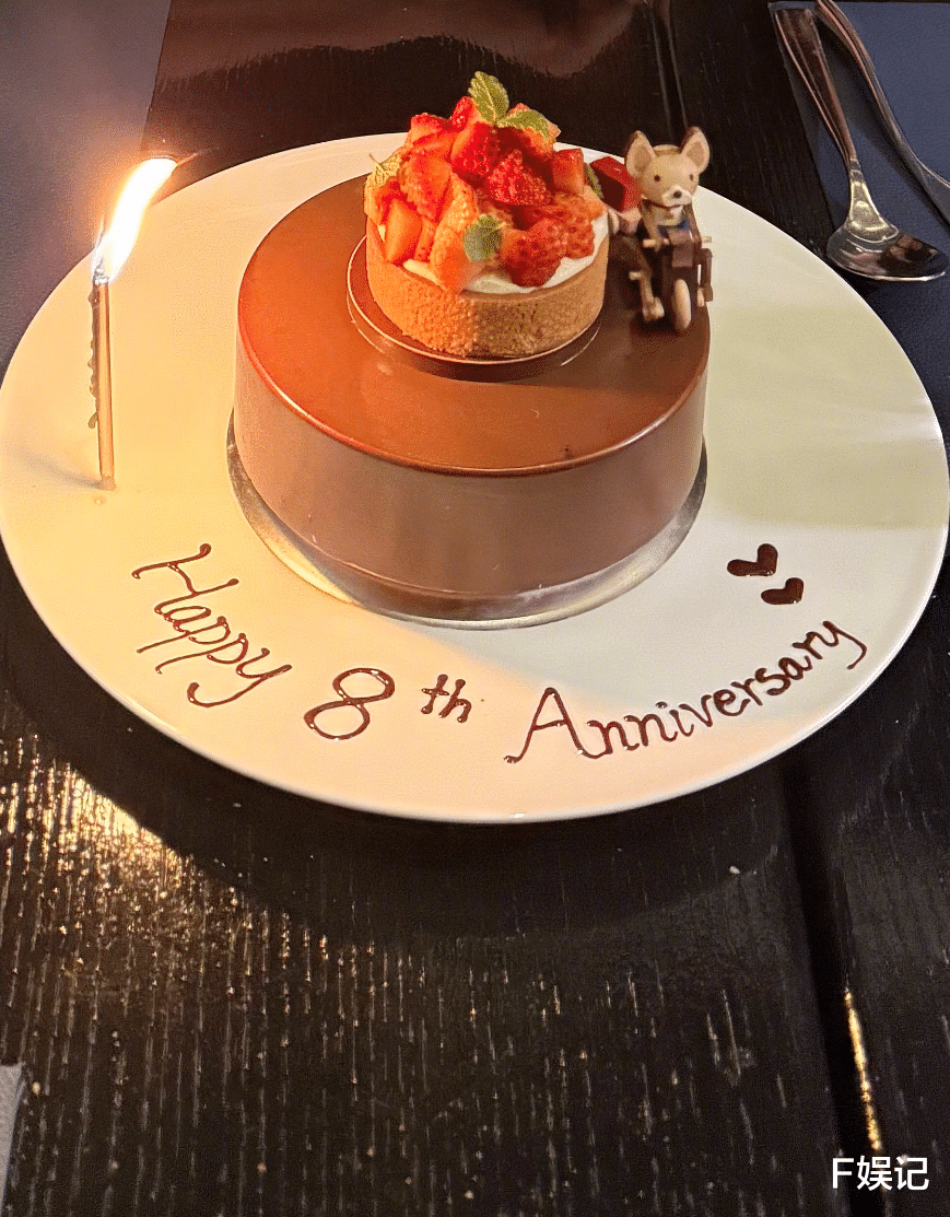 郭富城主动示爱方媛庆祝结婚8周年纪念日 一家四口齐摆出数字8