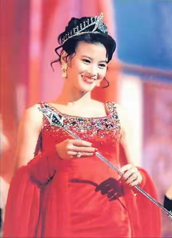 亚姐冠军疑似有黄昏恋?曾被前夫家暴,离婚后独自养大儿女