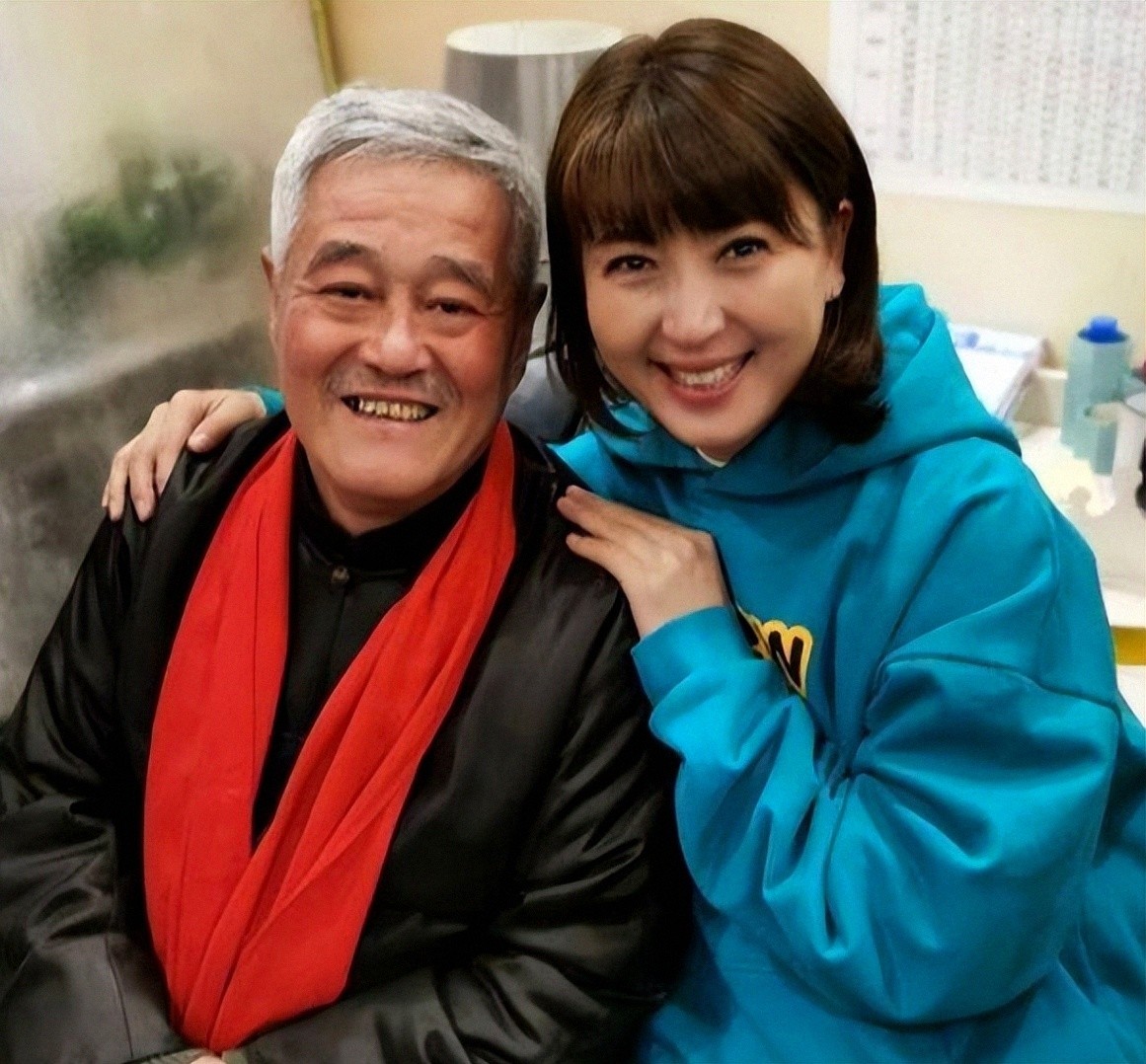 风波加剧！闫学晶11字回应哭穷，收入、财产全被扒，赵本山没说错