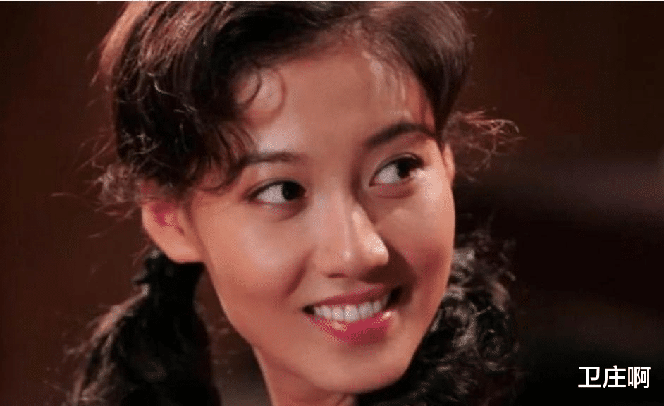 藏了41年靳东“亲妹妹”身份藏不住了,难怪不炒作照样爆红!