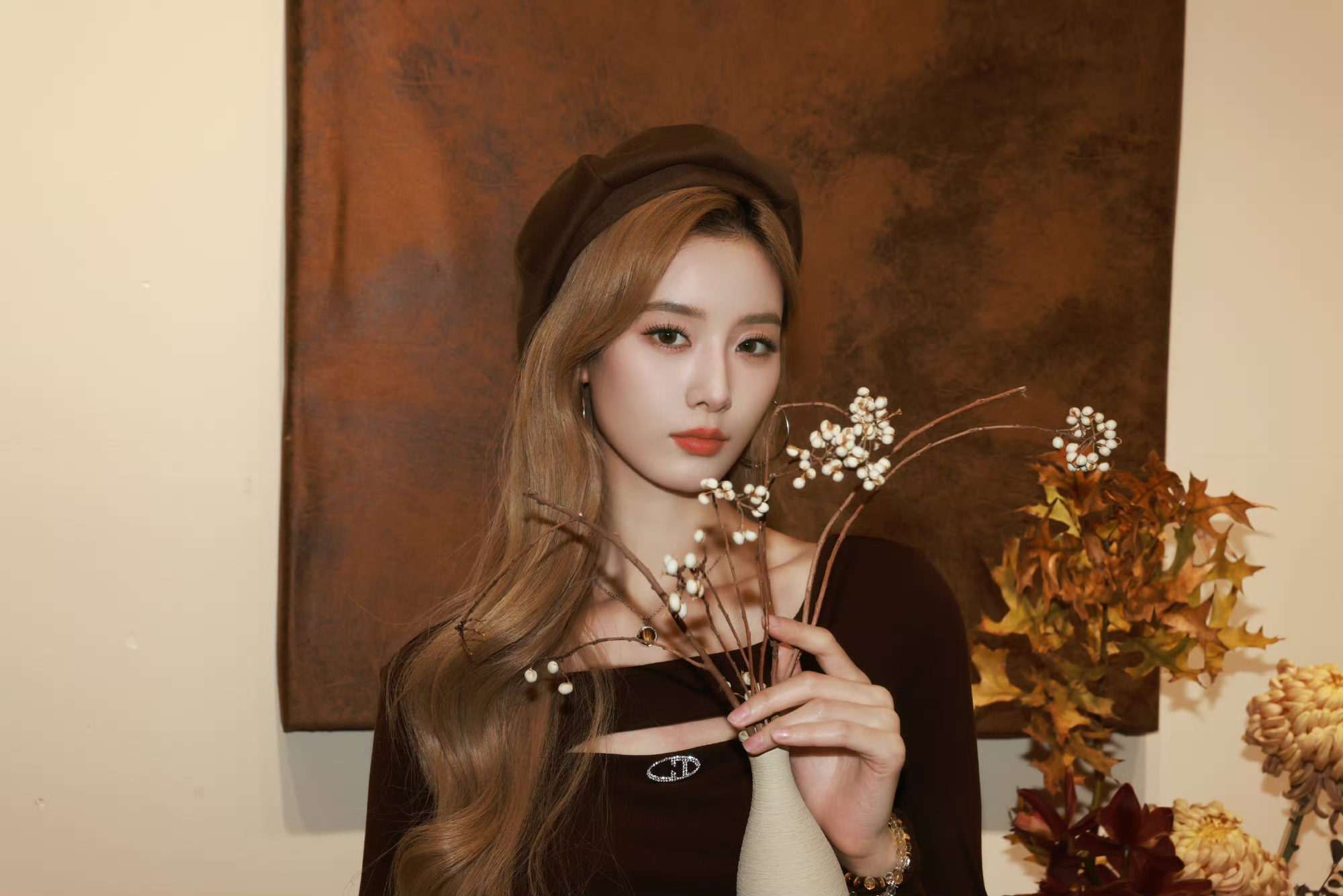 徐艺洋红丝绒裙冷艳撩人,棕调贝雷帽化身秋日甜妹