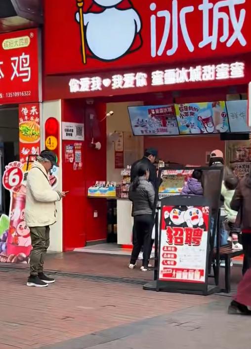 郭晶晶全家游南沙，8岁霍中妍戴眼镜像朱玲玲，5岁霍中怡像妈妈