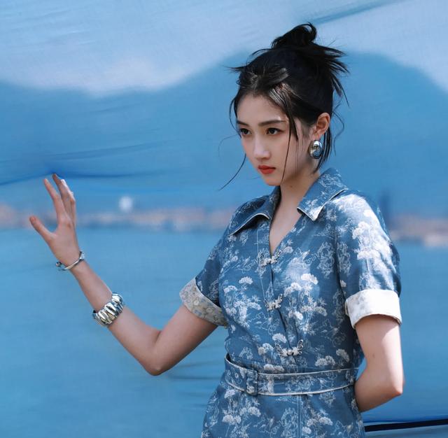 关晓彤最新美拍，身穿蓝色连衣裙状态超绝，和鹿晗分手后更坚韧了