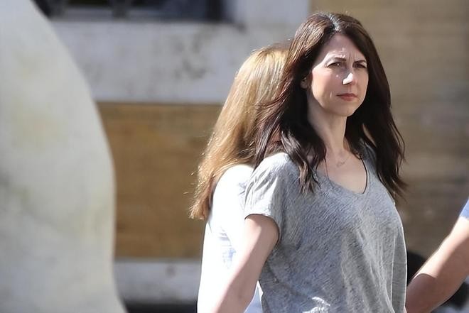 贝佐斯前妻：再婚一年又离婚，捐掉1400亿，4个孩子跟着她生活