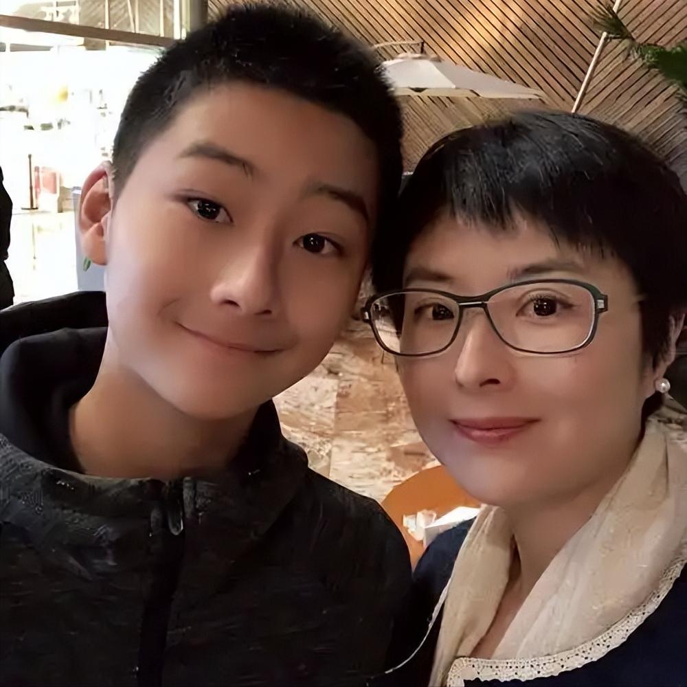 辞去央视工作，嫁大18岁李铁为妻，如今52岁张泉灵已走上另一条路