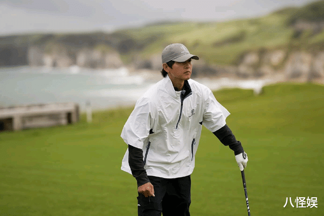 宋仲基英国被偶遇,脸像发酵的面包素颜好糙,与粉丝合影更像素人