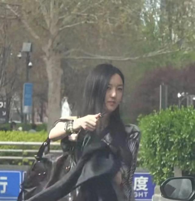 19岁李嫣北京逛街露正脸像29岁，打扮成熟个性十足似王菲