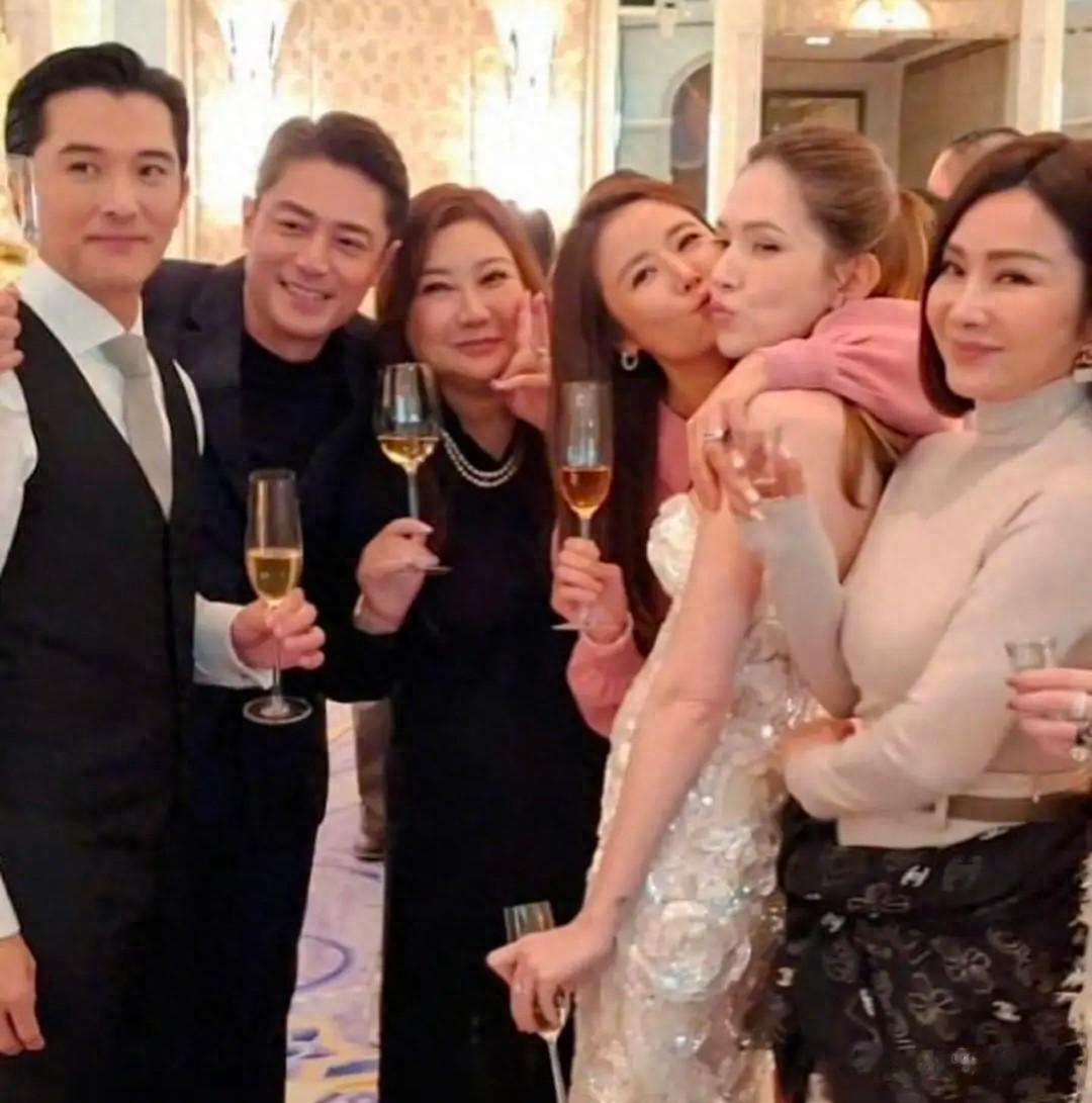 49岁林心如闺蜜婚礼上大出风头，与主持人光脚跳舞，开心到捂嘴