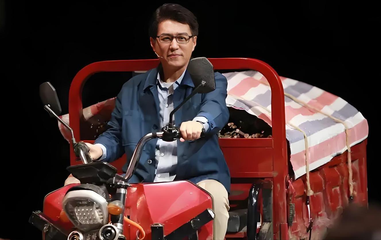 没想到,2026年刚开始,49岁靳东就以这种方式,再次让人刮目相看