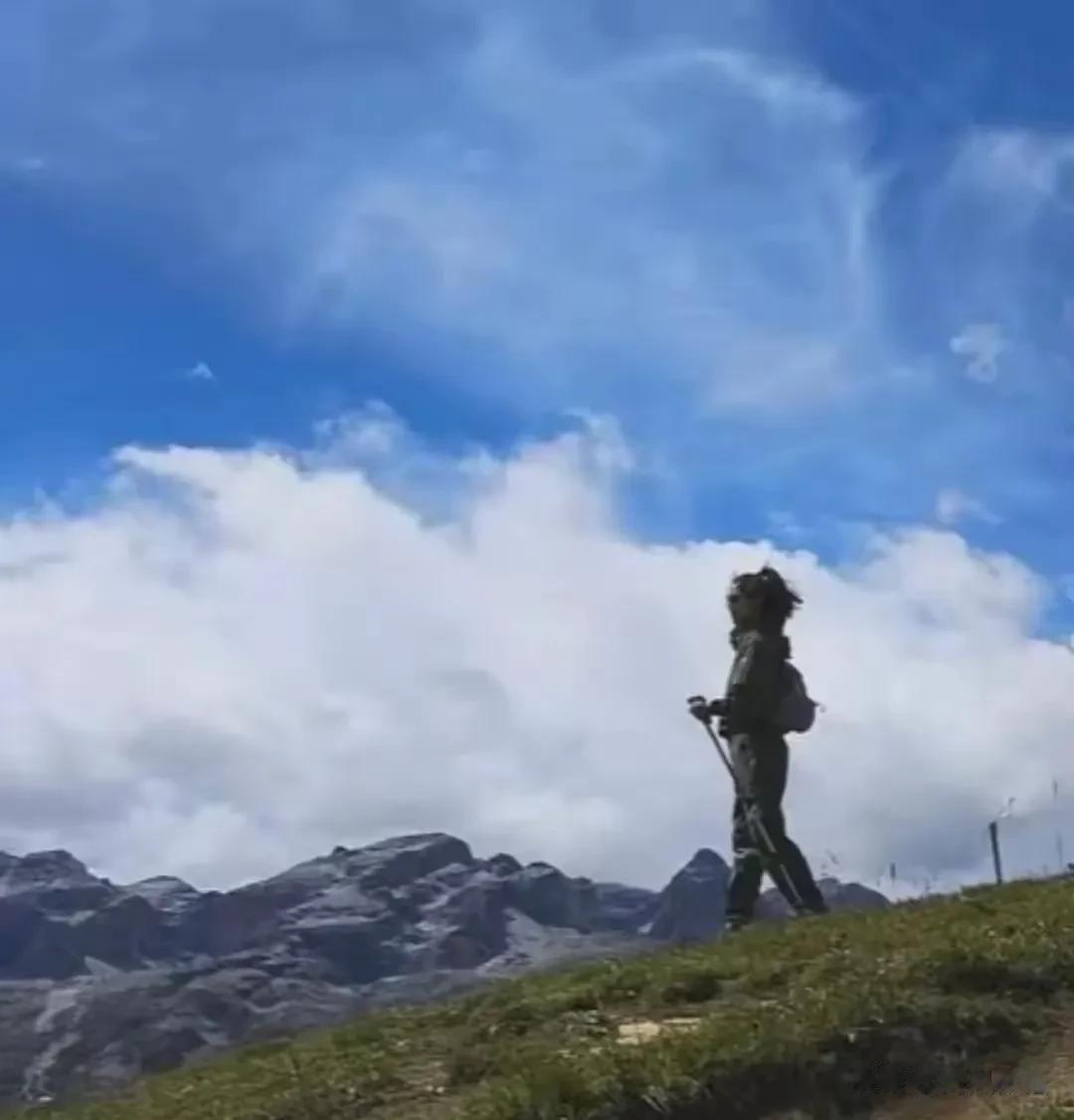 31岁章泽天背双肩包登山,状态嫩到掐出水,比20岁姑娘还能折腾