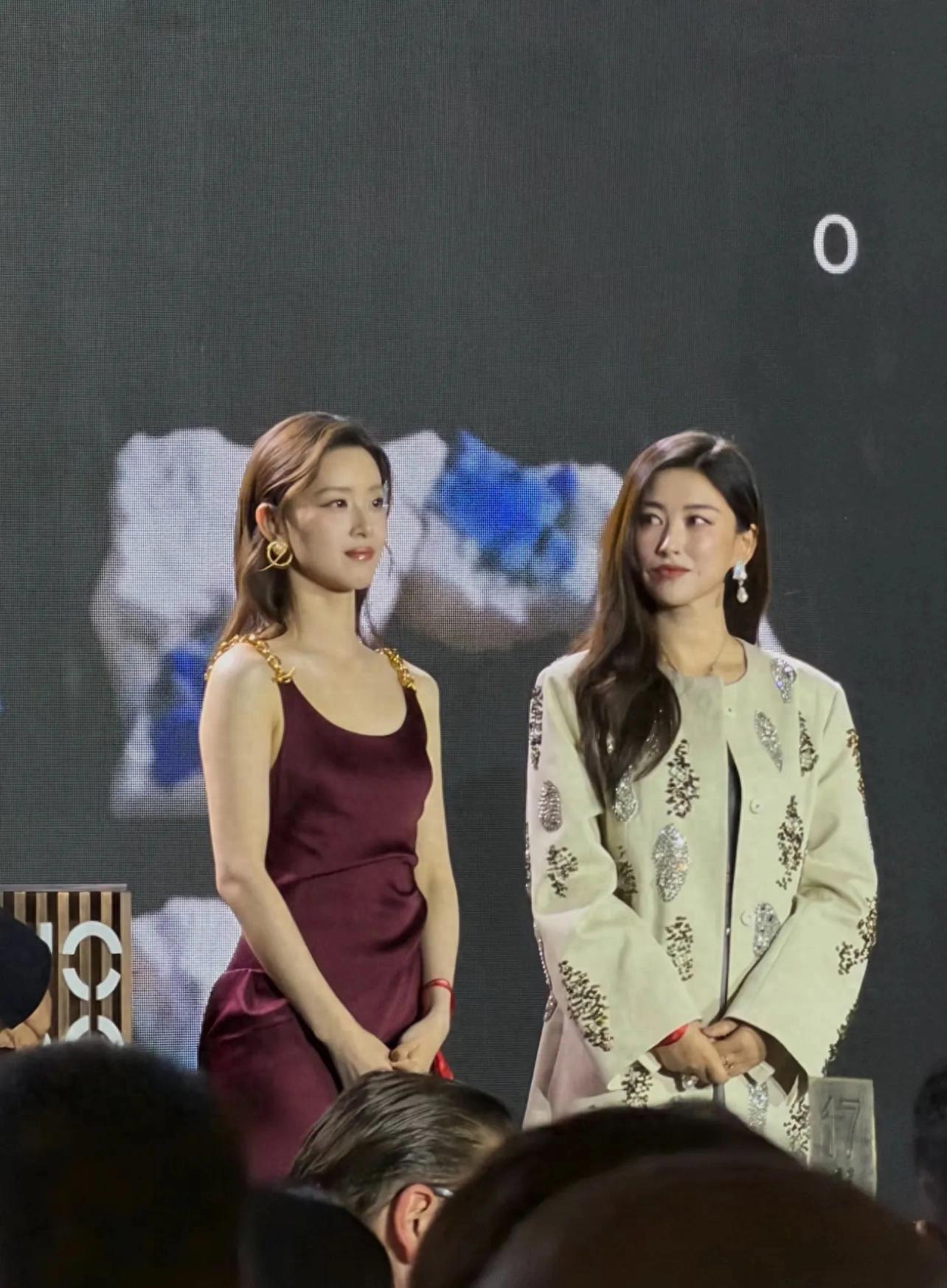 章泽天官宣新身份后,与朱珠同框!穿酒红色吊带裙,事业心藏不住