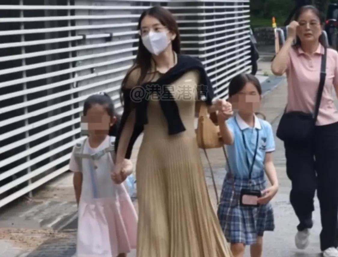 方媛穿三万的miumiu接女儿放学，方爸方妈陪着，肚子很圆包是儿子