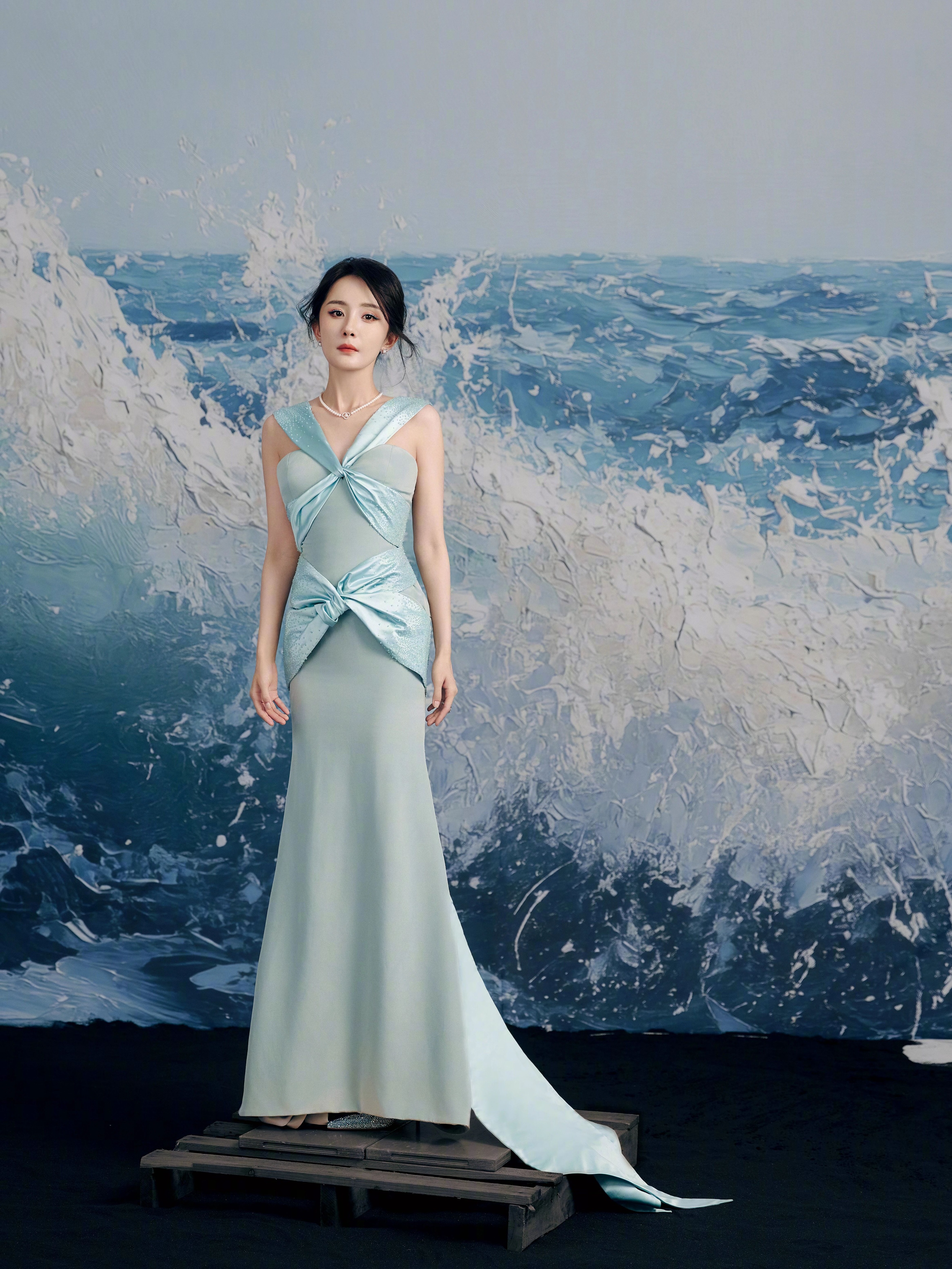 杨幂这身材比例太顶了,一袭冰蓝长裙“乘风破浪”,美得像25岁