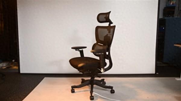 这椅子不简单!9800X3D+RTX 4060塞进电竞椅:一根线即可运行